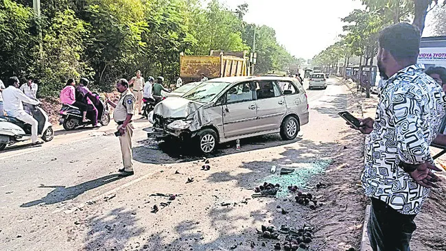 అతివేగంతో ప్రమాదం 