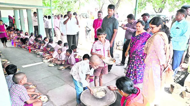 వైద్య సిబ్బంది ప్రజలకు అందుబాటులో ఉండాలి 