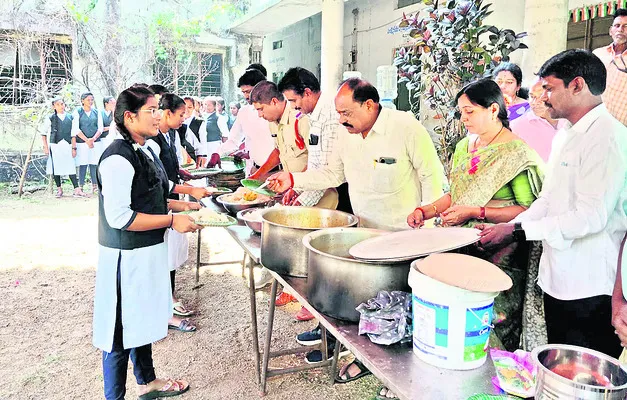 జూనియర్‌ కళాశాలలో మధ్యాహ్న భోజనం