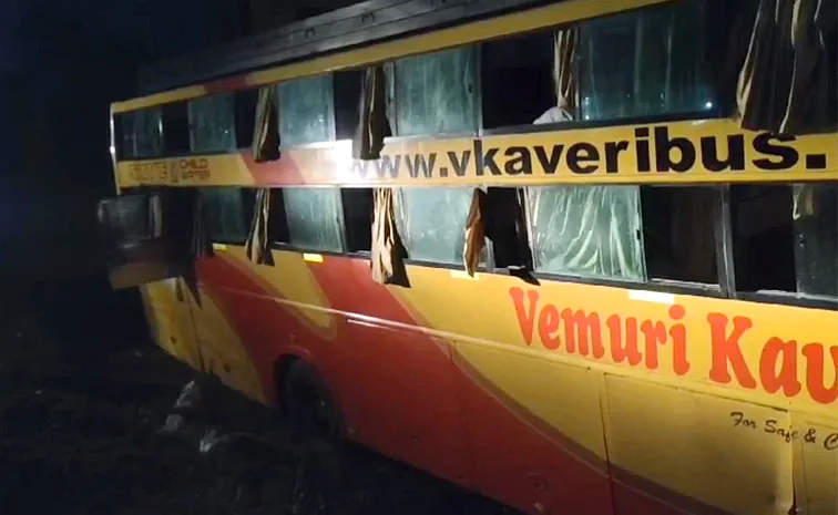 Kaveri Travels Bus Accident At Nalgonda Miryalaguda