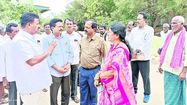 ధాన్యం కొనుగోలు కేంద్రం సందర్శన 