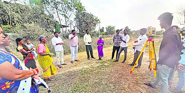 సర్వేను అడ్డుకున్న రైతులు 