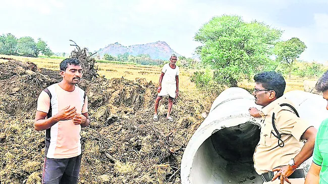 పురుగులమందు డబ్బాతో రైతు ఆందోళన