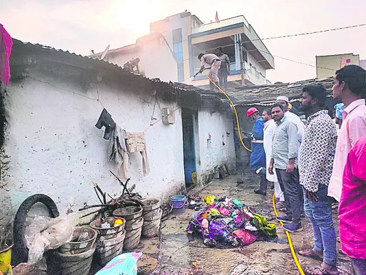 షార్ట్‌ సర్క్యూట్‌తో ఇల్లు దగ్ధం 