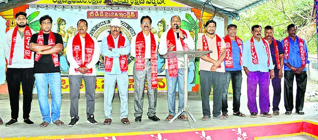 కార్మికుల సమస్యలపై అసెంబ్లీలో చర్చించాలి 