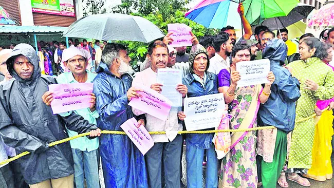 వేచి చూసి.. నిరాశతో వెనుదిరిగి.. 