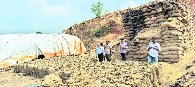 వడ్ల డీసీఎం సీజ్‌ 
