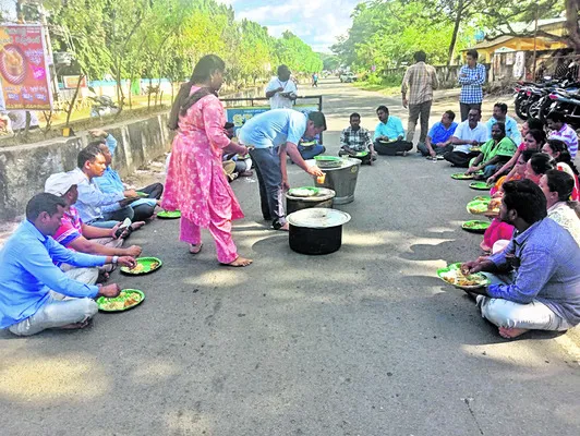 వంటవార్పుతో ఔట్‌సోర్సింగ్‌ ఉద్యోగుల నిరసన
