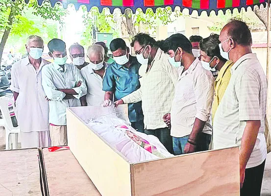 కోటి ఆశలతో వెళ్లి.. విగతజీవిగా మారి... 