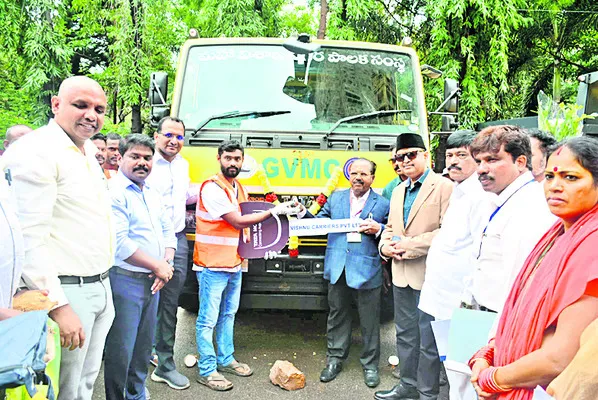 పారిశుధ్య కార్మికులకు కనీస వేతనాలు చెల్లించాలి 