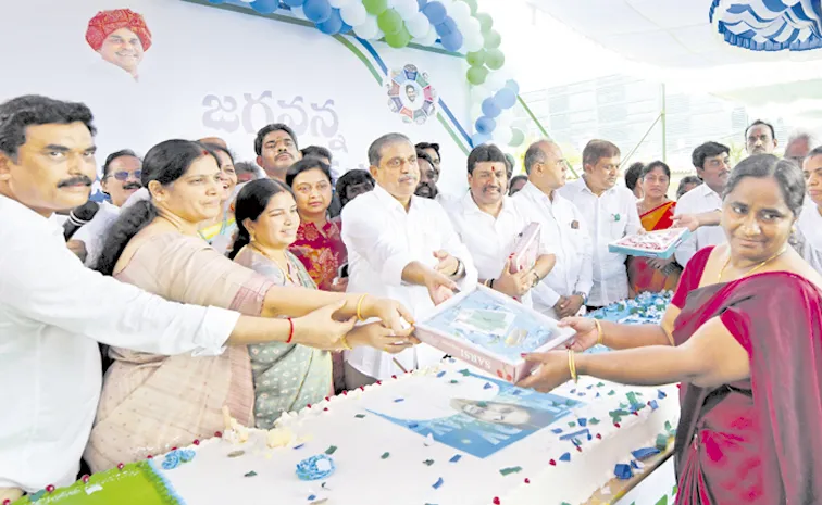 YS Jagan Mohan Reddy birthday celebration at YSR party office: Andhra pradesh