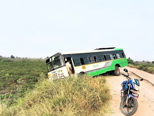 గుంతలను తప్పించబోయి..
