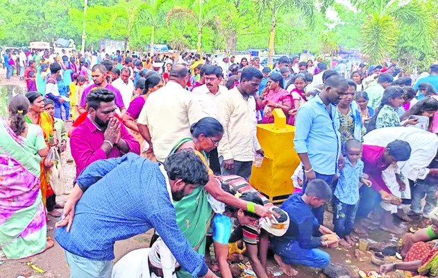 అడెల్లిలో భక్తుల సందడి 
