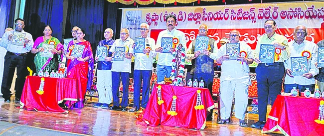 వృద్ధులు తరతరాల వారధులు 