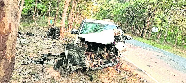 అదుపుతప్పి చెట్టును ఢీకొట్టిన కారు