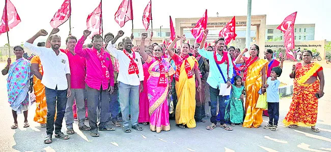 ఇళ్ల పట్టాలు ఇవ్వాలని ధర్నా
