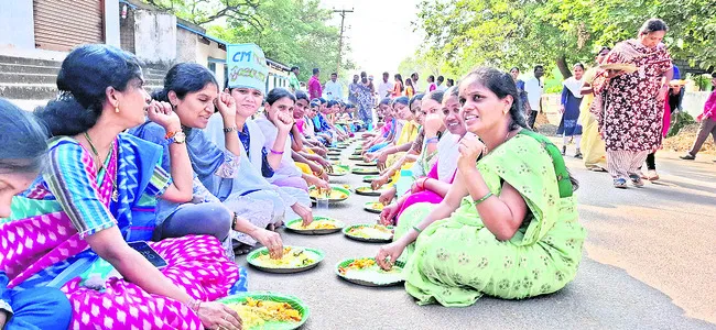 రోడ్డుపై వంటావార్పు చేసి నిరసన