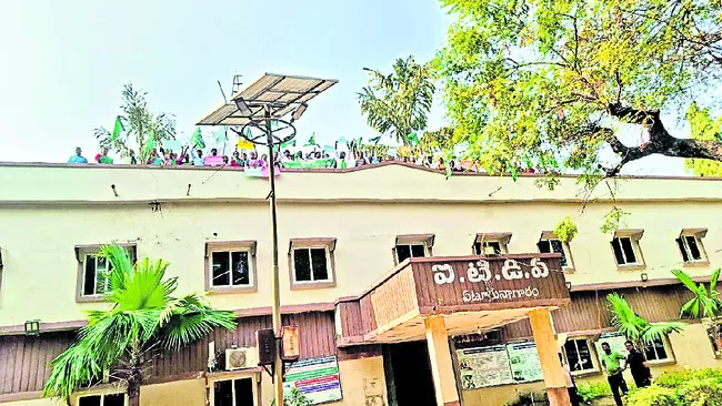 నిరుద్యోగులను మోసం చేస్తున్న డీడీ