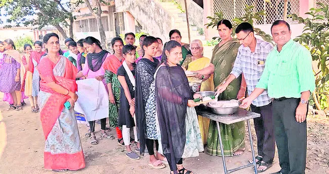 ప్రభుత్వ కళాశాలలో మధ్యాహ్న భోజనం 