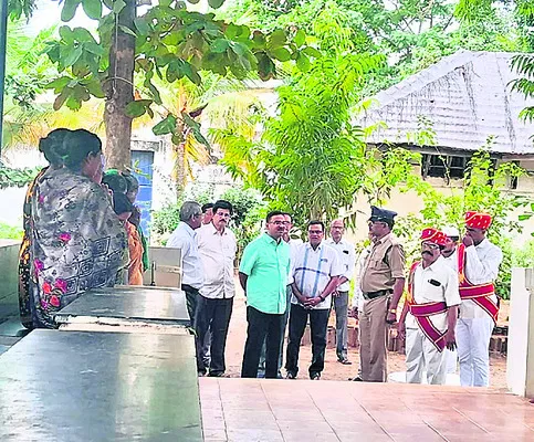 సబ్‌జైల్‌ను పరిశీలిస్తున్న విజయనగరం జిల్లా ప్రధాన న్యాయమూర్తి బి.సాయి కల్యాణ చక్రవర్తి