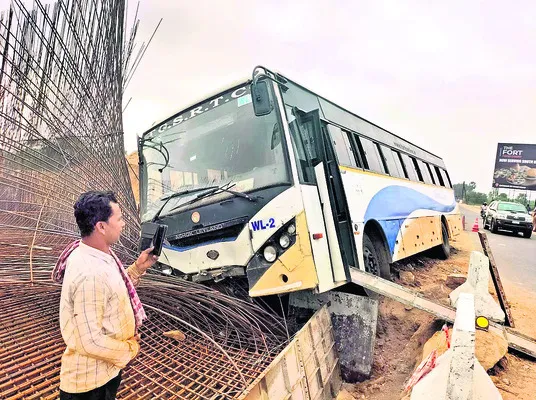 ఆర్టీసీ బస్సుకు తప్పిన పెనుప్రమాదం