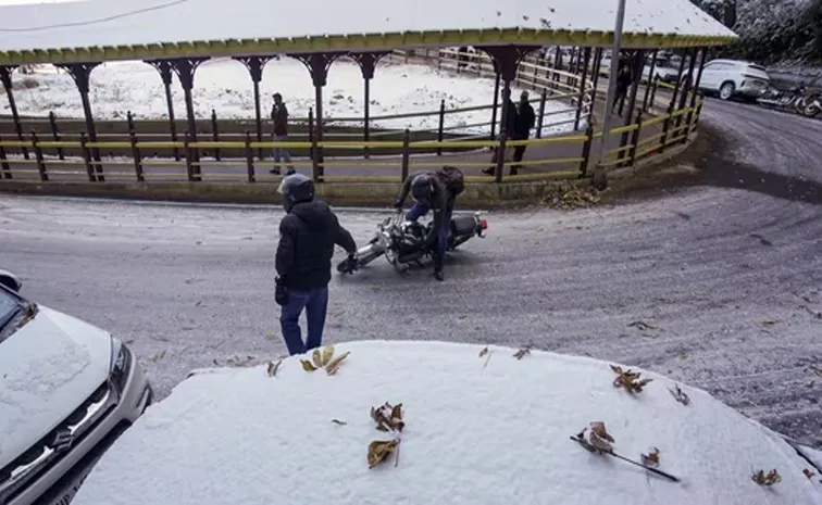 Heavy Snowfall In Himachal Pradesh Tourists Stranded