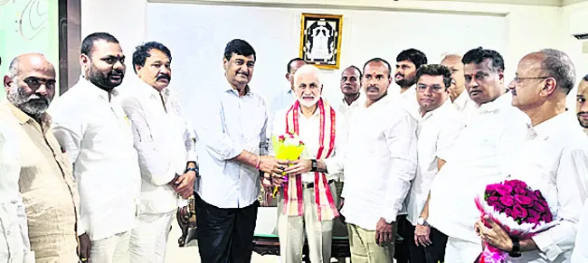 విజయసాయిరెడ్డిని కలిసిన జిల్లా నాయకులు 