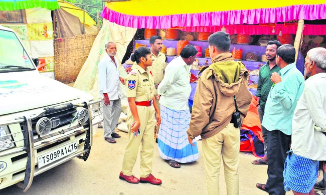 మిఠాయి దుకాణంలోకి దూసుకెళ్లిన ట్రాక్టర్‌ 