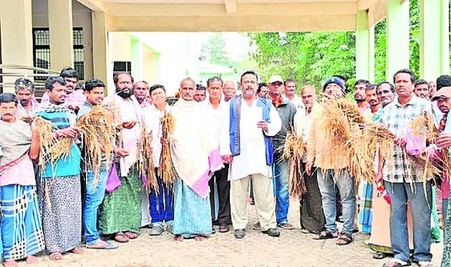 రైతులను ప్రభుత్వమే ఆదుకోవాలి 