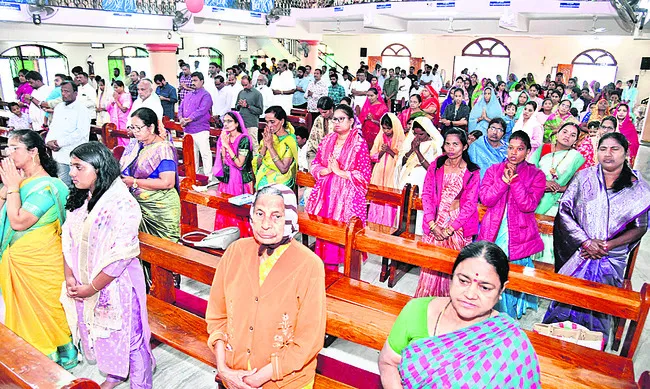 క్రిస్మస్ సందర్భంగా ఖమ్మం వైరారోడ్డు చర్చిలో ప్రార్థనలు చేస్తున్న భక్తులు