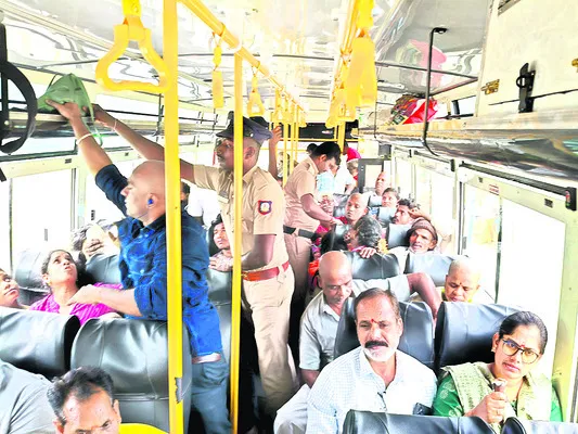 పొన్పాడి చెక్పోస్టు వద్ద బస్సుల్లో పోలీసులు తనిఖీ