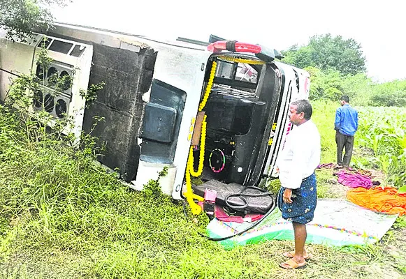 ప్రైవేటు ట్రావెల్స్‌ బస్సు బోల్తా 