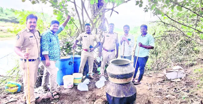 సారా బట్టీలపై మెరుపు దాడులు 