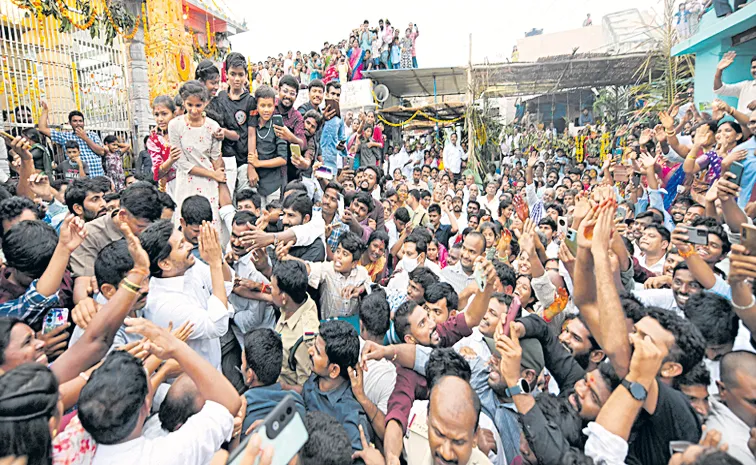 Tatireddypalle villagers gathered to see their favorite leader YS Jagan