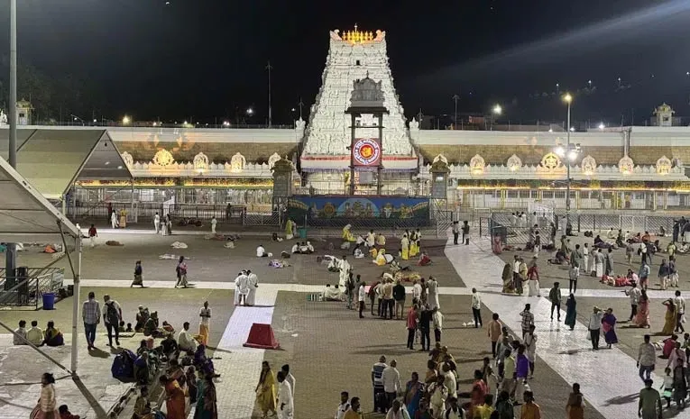 Huge Devotees Rush At Tirumala Temple