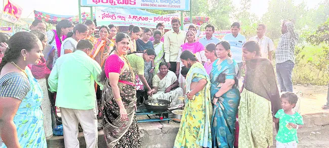 ఎస్‌ఎస్‌ఏ ఉద్యోగుల వినూత్న నిరసన