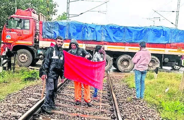 రైలు పట్టాలపై మొరాయించిన లారీ 