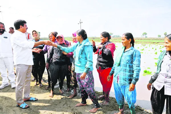 మహిళా కూలీలకు మంత్రి కుశల ప్రశ్నలు