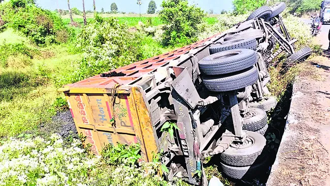 ప్రియుడి ఇంటి ముందు యువతి బైఠాయింపు