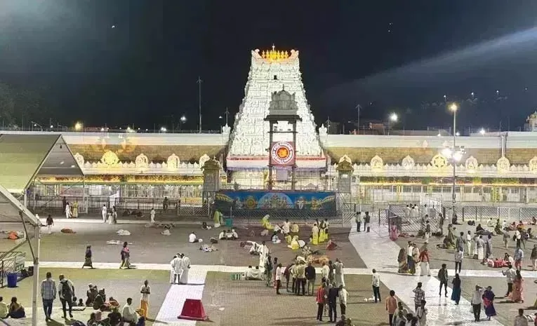 Huge Devotees Rush At Tirumala Temple