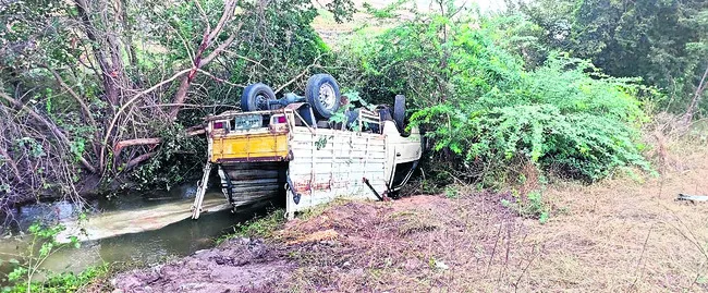 బొలెరో బోల్తా.. ఇద్దరు మృతి 