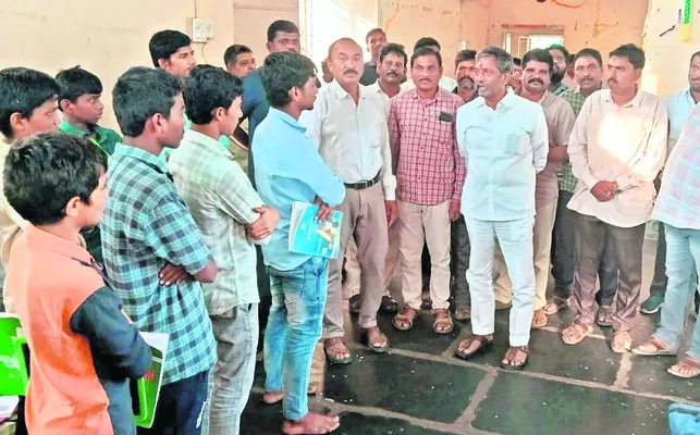 గిరిజన విద్యార్థుల భవిష్యత్‌తో చెలగాటమా?