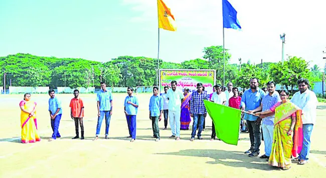 దివ్యాంగులకు ఆటల పోటీలు
