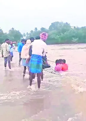 ఉపాధ్యాయునికి  తప్పిన ప్రమాదం 