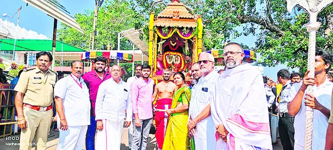 రత్నగిరిపై భక్తుల రద్దీ