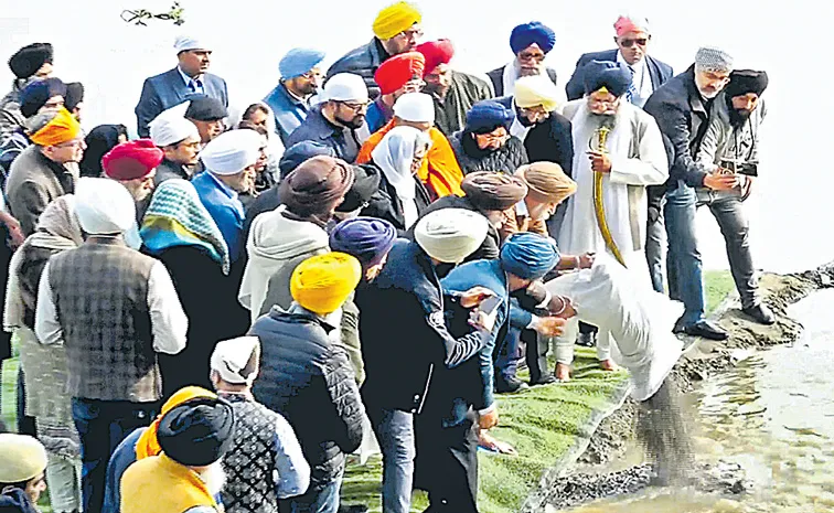 Ex-Prime Minister Manmohan Singh Ashes Immersed At Yamuna River