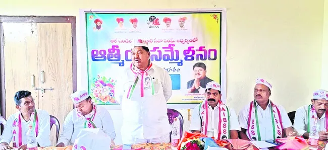 గిరిజనులు అన్ని రంగాల్లో రాణించాలి 