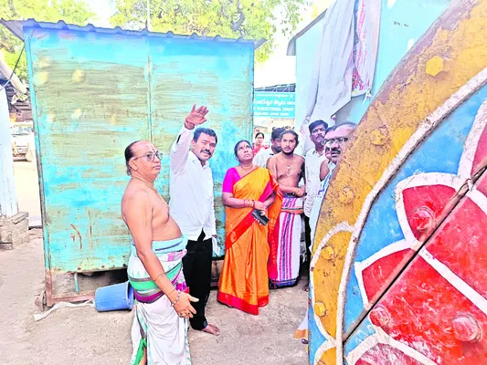 బ్రహ్మోత్సవాలు వైభవంగా నిర్వహించాలి 