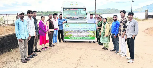 విజ్ఞానయాత్రకు రాయపూర్‌ వెళ్లిన రైతులు 