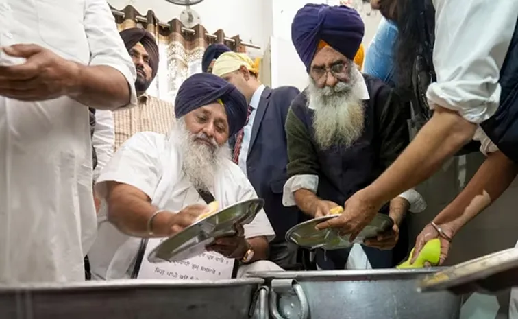 Sukhbir Badal performs sewa at Takht Kesgarh Sahib in Punjab Rupnagar